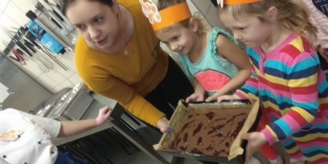 Powiększ grafikę: Dzieci z grupy II na kiermasz z okazji dnia Tumbo przygotowały ciasto piernikowe 🙂