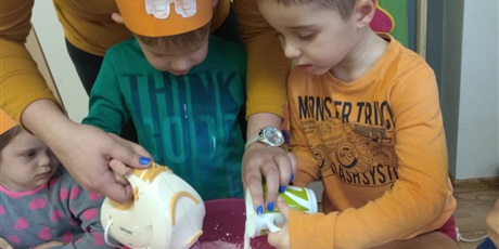 Powiększ grafikę: Dzieci z grupy II na kiermasz z okazji dnia Tumbo przygotowały ciasto piernikowe 🙂