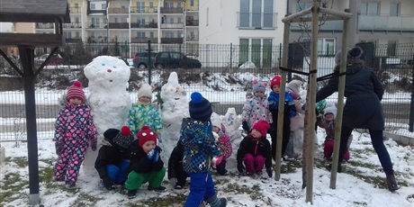 Powiększ grafikę: Na przedszkolnym placu zabaw