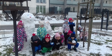 Powiększ grafikę: Na przedszkolnym placu zabaw