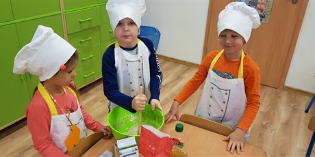 Powiększ grafikę: Pieczemy "Muffinki malinowe" w ramach projektu "Kuchcikowo na zdrowo"