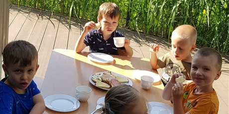 Powiększ grafikę: Śniadanie na świeżym powietrzu