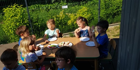 Powiększ grafikę: Śniadanie na świeżym powietrzu