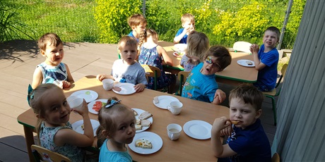 Powiększ grafikę: Śniadanie na świeżym powietrzu