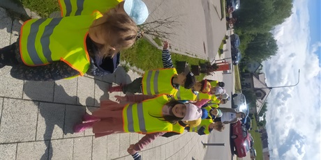 Powiększ grafikę: Spacerujemy w okolicach przedszkola 25.05