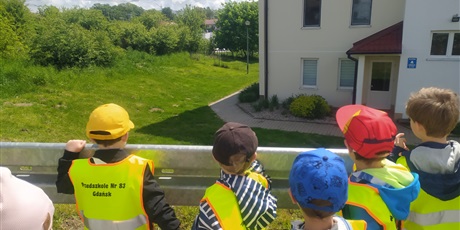Powiększ grafikę: Spacerujemy w okolicach przedszkola 25.05