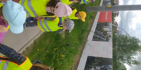 Powiększ grafikę: Spacerujemy w okolicach przedszkola 25.05