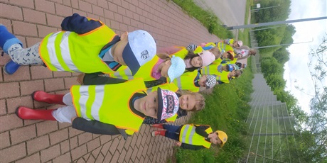 Powiększ grafikę: Spacerujemy w okolicach przedszkola 25.05