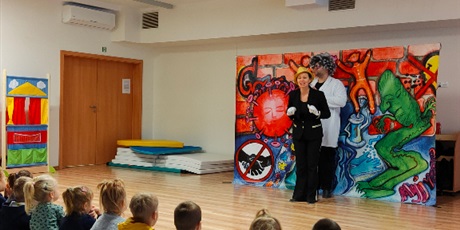 Powiększ grafikę: Teatrzyk "Super bohaterowie kontra niewidzialni wrogowie"