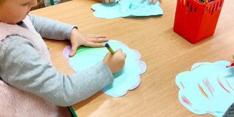 Powiększ grafikę: "W krainie chmurek" - zabway w sali