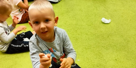 Powiększ grafikę: "W krainie chmurek" - zabway w sali
