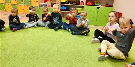 Powiększ grafikę: "W krainie chmurek" - zabway w sali