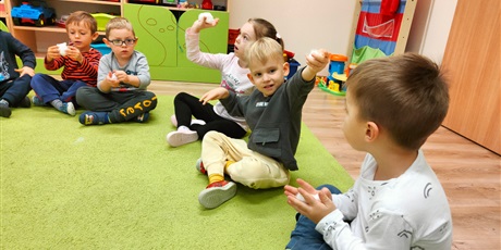 Powiększ grafikę: "W krainie chmurek" - zabway w sali