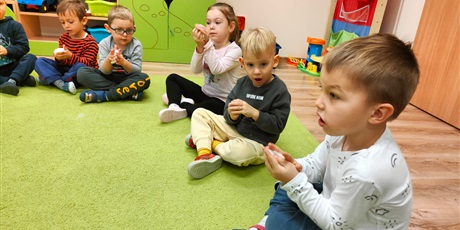 Powiększ grafikę: "W krainie chmurek" - zabway w sali