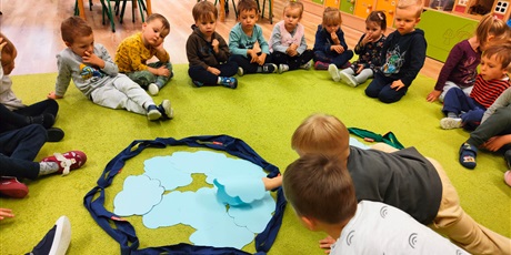 Powiększ grafikę: "W krainie chmurek" - zabway w sali