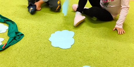 Powiększ grafikę: "W krainie chmurek" - zabway w sali