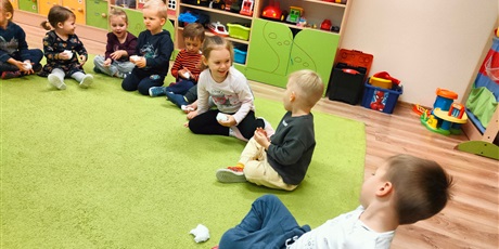 Powiększ grafikę: "W krainie chmurek" - zabway w sali