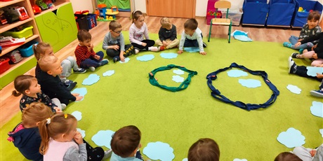 Powiększ grafikę: "W krainie chmurek" - zabway w sali