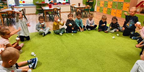 Powiększ grafikę: "W krainie chmurek" - zabway w sali