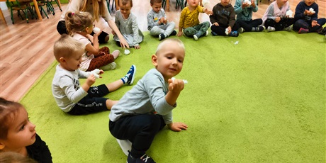Powiększ grafikę: "W krainie chmurek" - zabway w sali