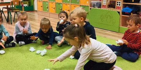 Powiększ grafikę: "W krainie chmurek" - zabway w sali