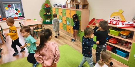Powiększ grafikę: "W krainie chmurek" - zabway w sali