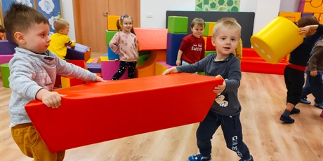Powiększ grafikę: Zabawy na sali gimnastycznej