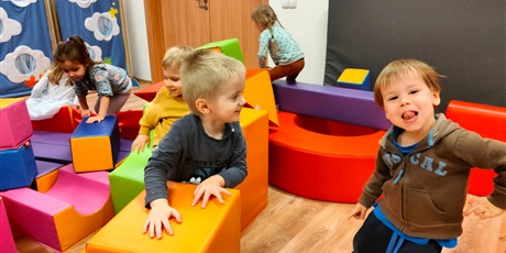 Powiększ grafikę: Zabawy na sali gimnastycznej