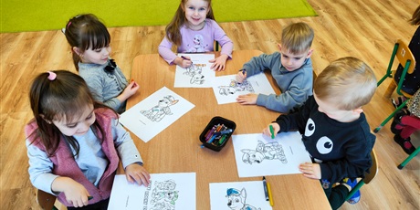 Powiększ grafikę: Zabawy w sali