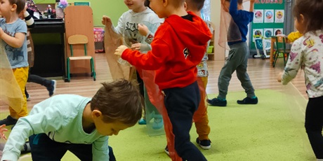 Powiększ grafikę: Zabawy z chustami