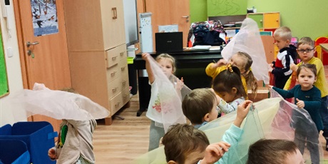 Powiększ grafikę: Zabawy z chustami
