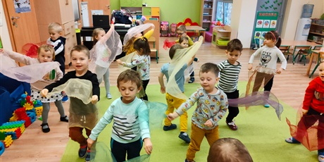 Powiększ grafikę: Zabawy z chustami