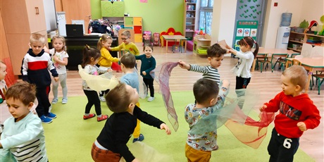 Powiększ grafikę: Zabawy z chustami