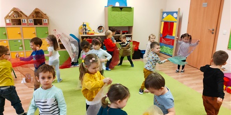 Powiększ grafikę: Zabawy z chustami