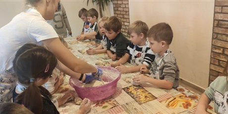 Powiększ grafikę: Dzień Ziemniaka w gospodarstwie w Łapalicach - dzieci 6letnie