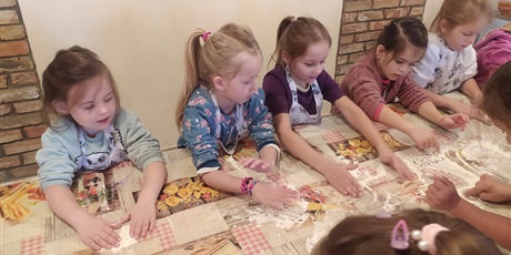 Powiększ grafikę: Wycieczka 6-latków na Dzień Ziemniaka do Łapalic 07.10